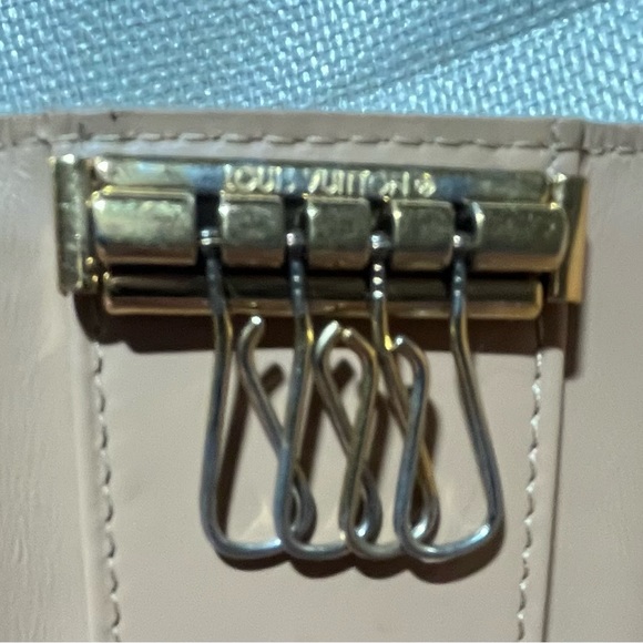 Louis Vuitton Monogram Vernis Multicles 4 ring key holder in beige / gold. - Picture 9 of 15